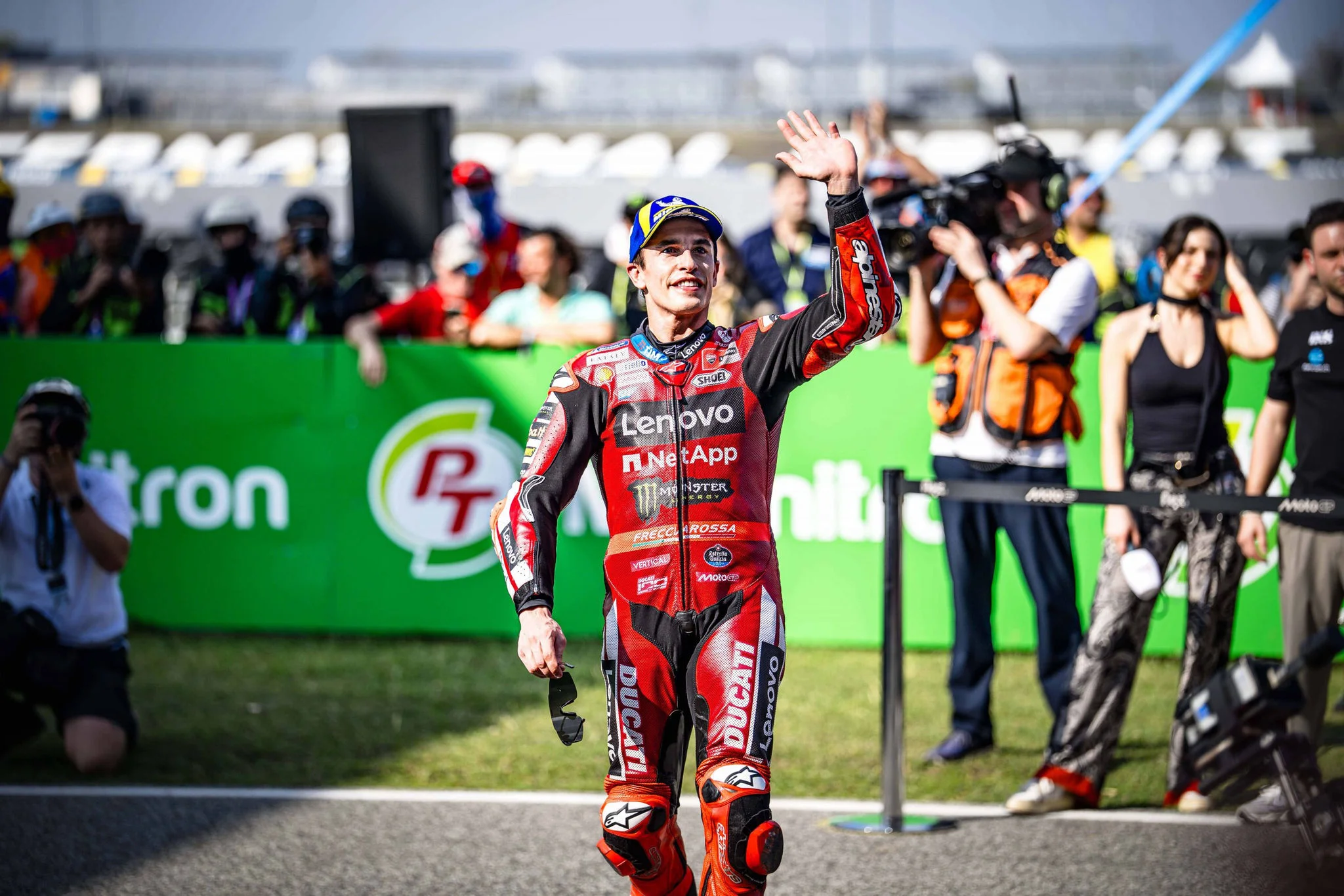 Marc Marquez saluda al público