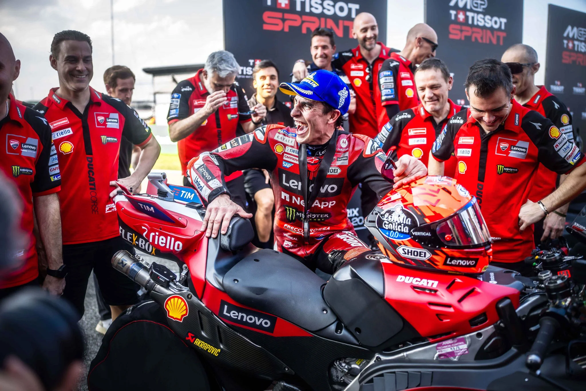 Equipo de Marc Márquez celebrando