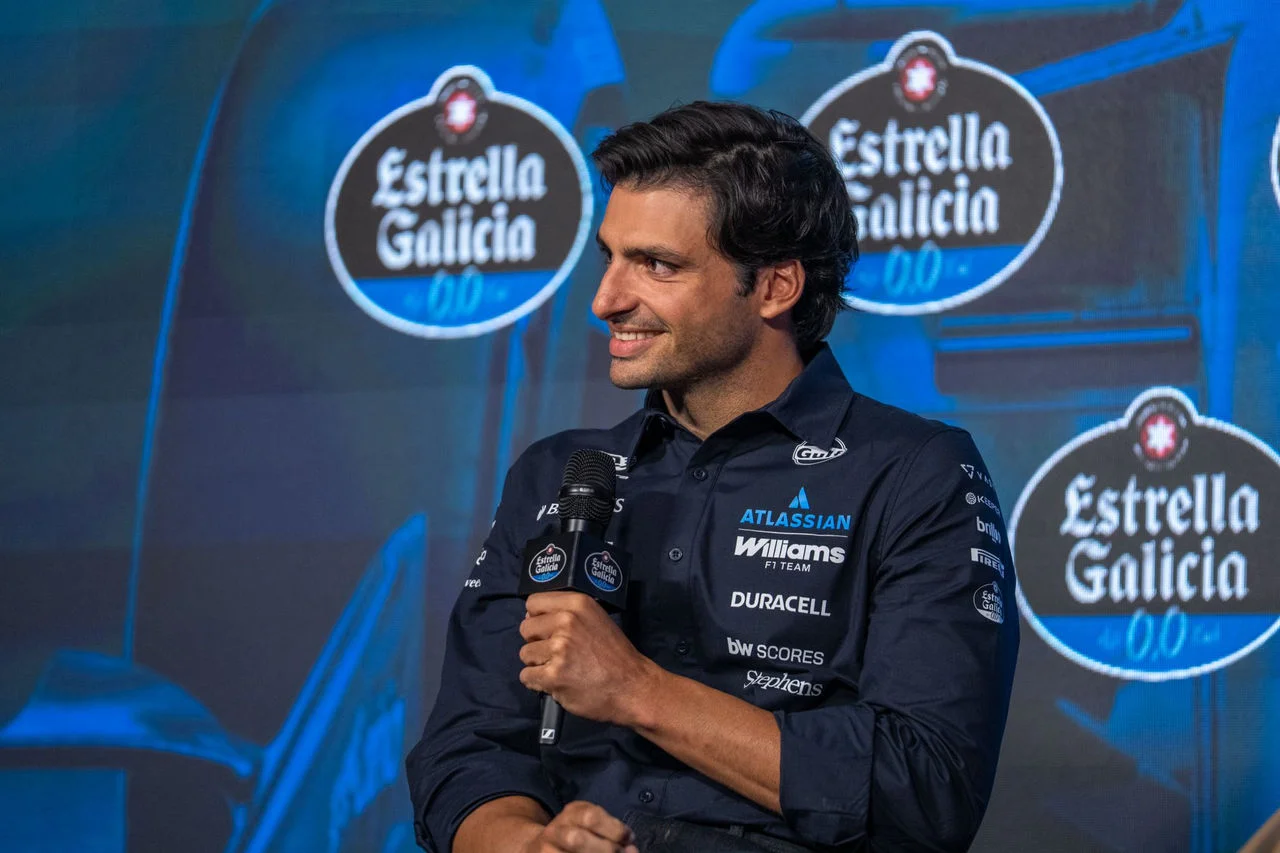 Carlos Sainz escuchando pregutnas