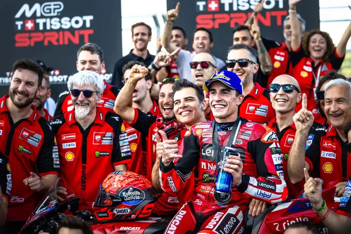 Equipo Marc Márquez celebrando en Gran Bretaña