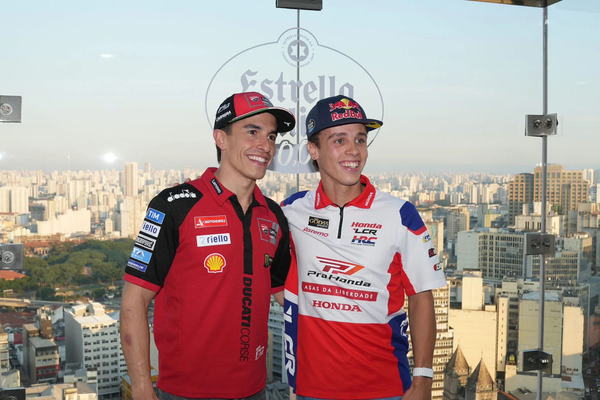 Retrato Marc Márquez y Diogo Moreira con ciudad de fondo