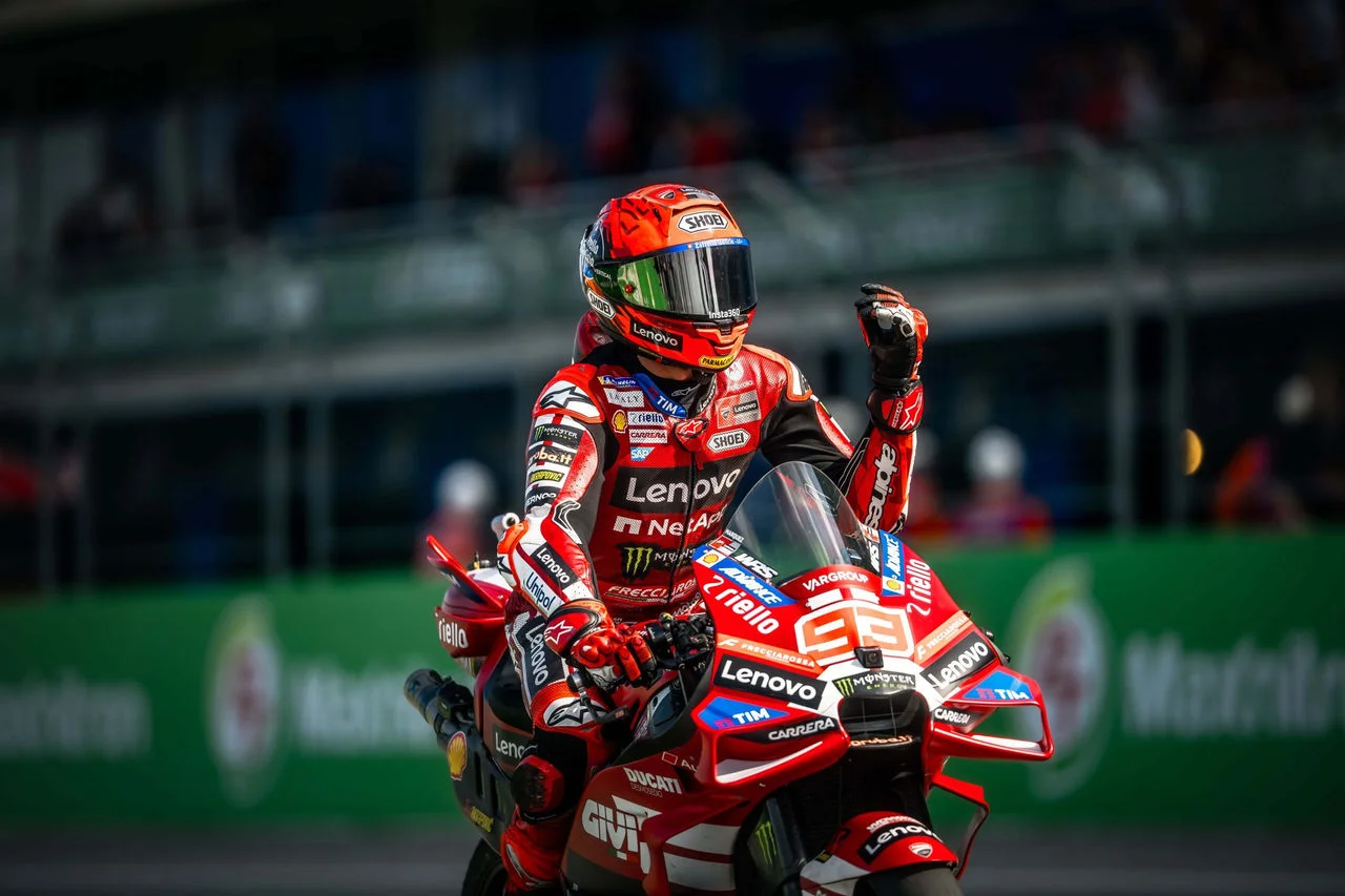Marc Márquez celebra en la moto