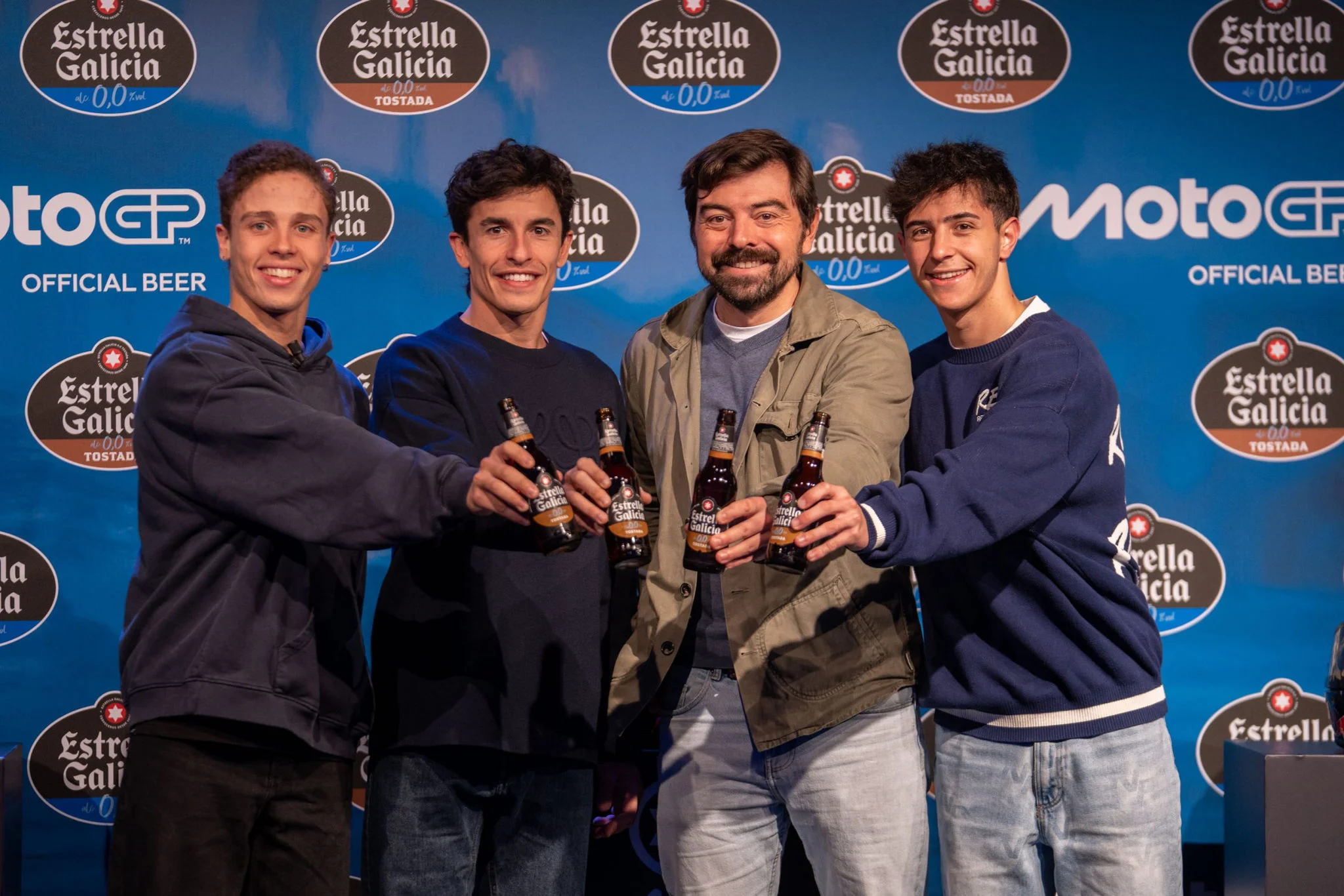 pilotos posando con Estrella Galicia 0,0