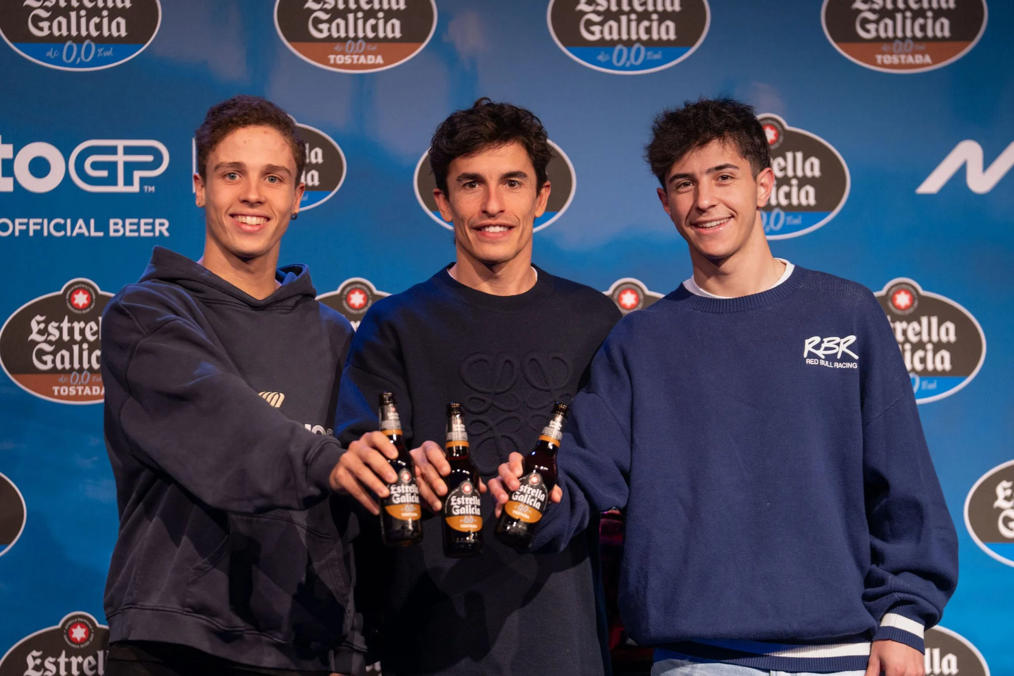 pilotos posando con Estrella Galicia 0,0